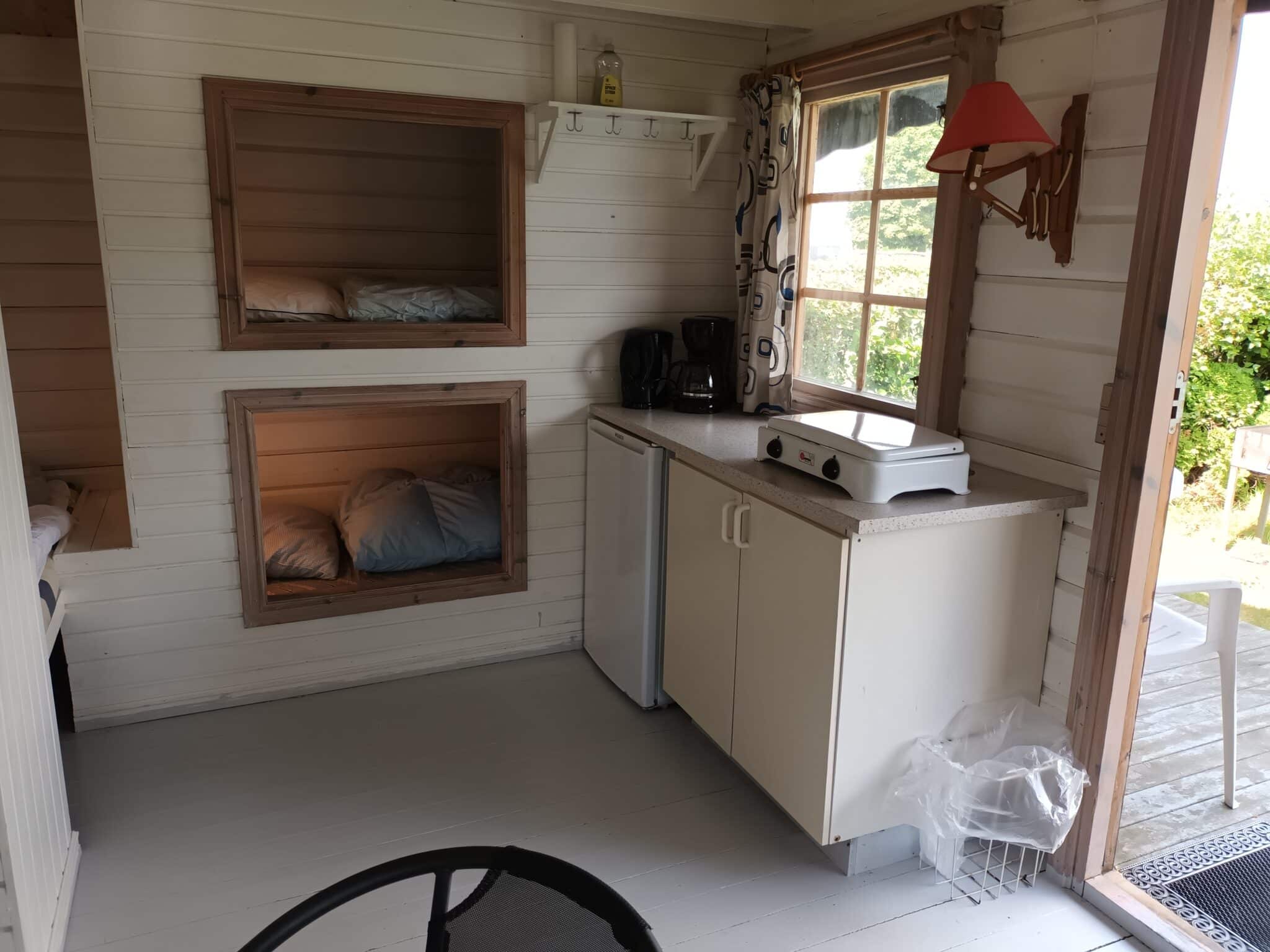 Lille hytte med køkken og sovepladser