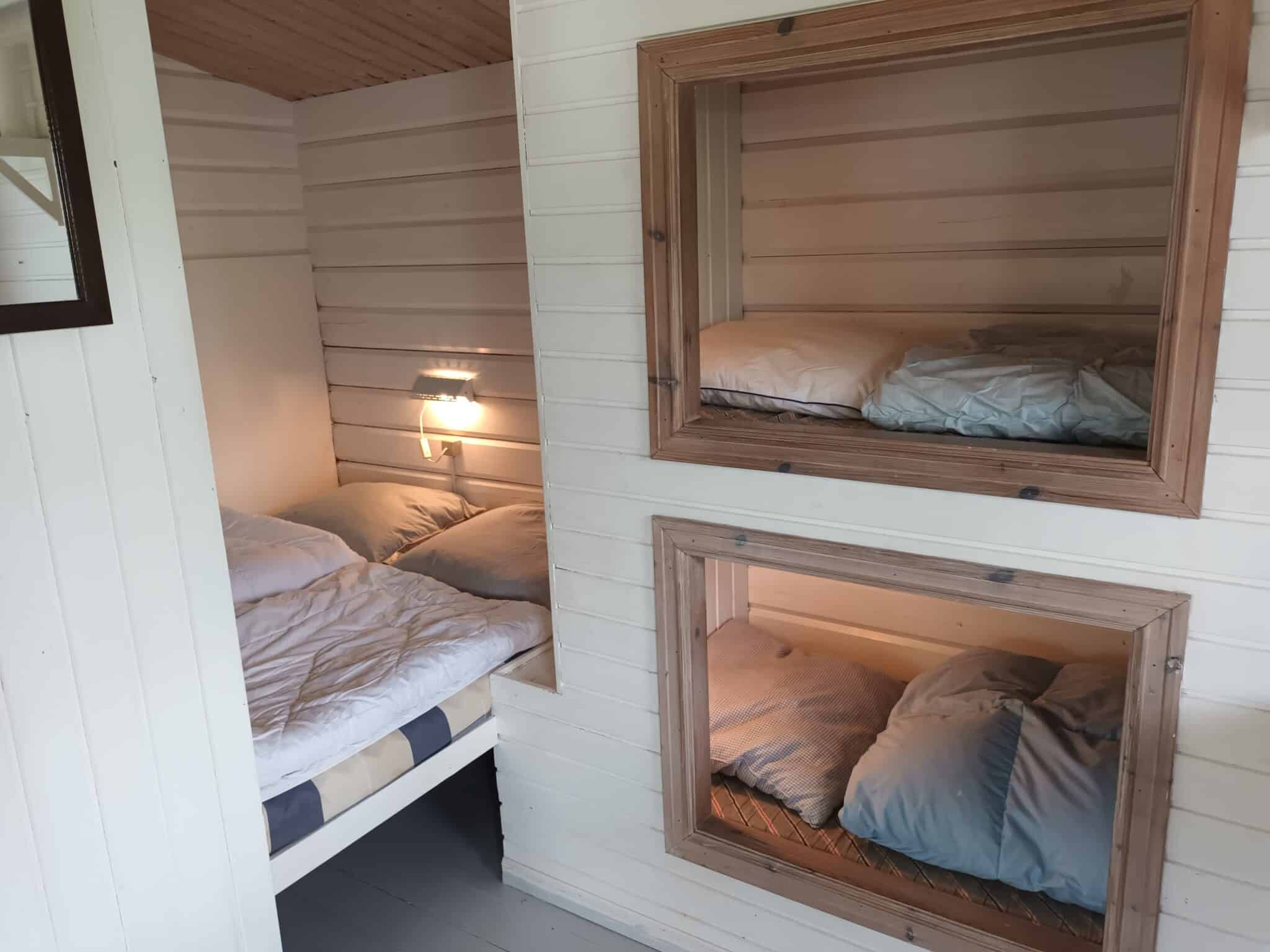 Hyggeligt soveområde med køjesenge i træhytte