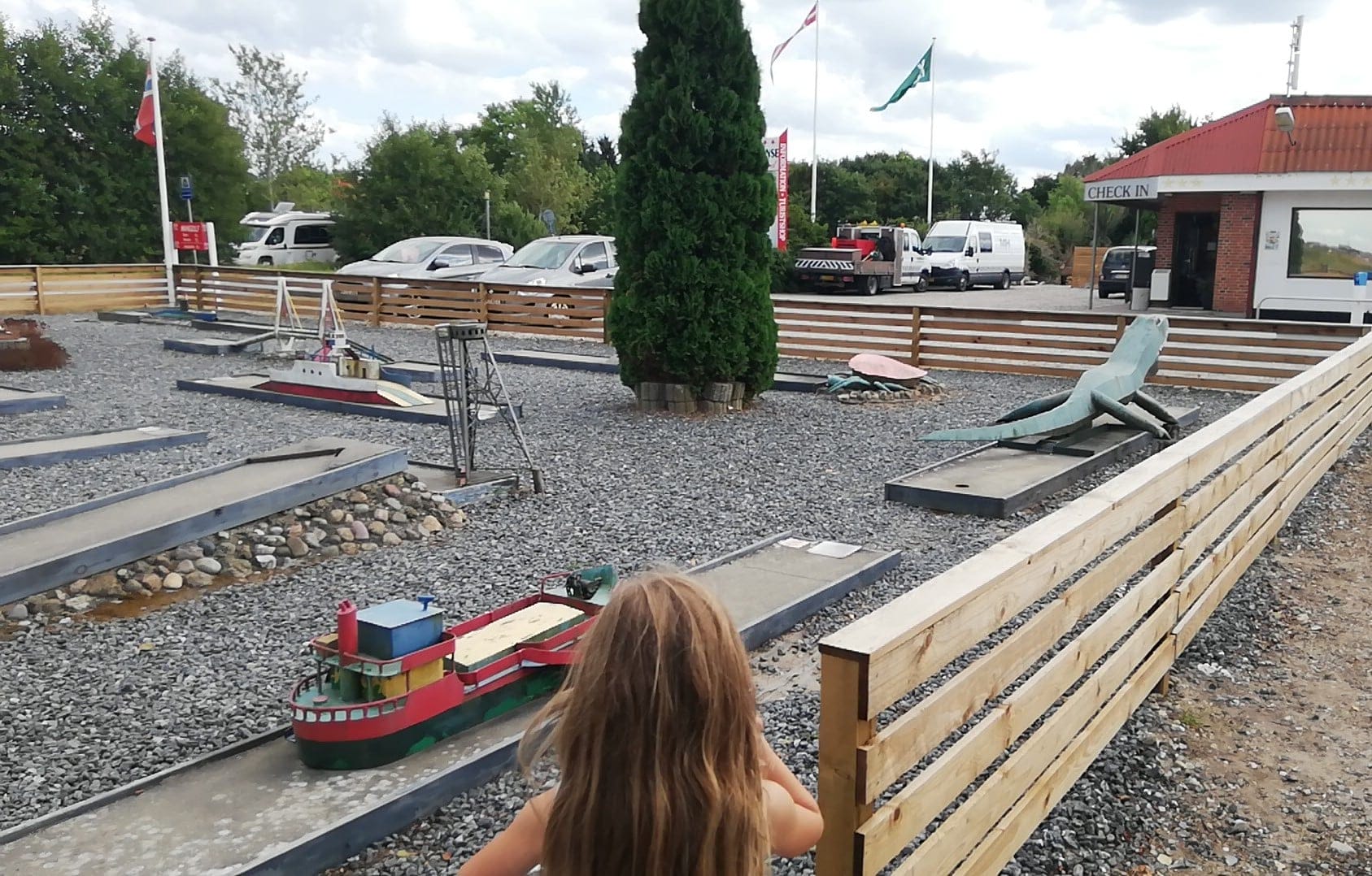 Barn ser på minigolfbane med både og figurer